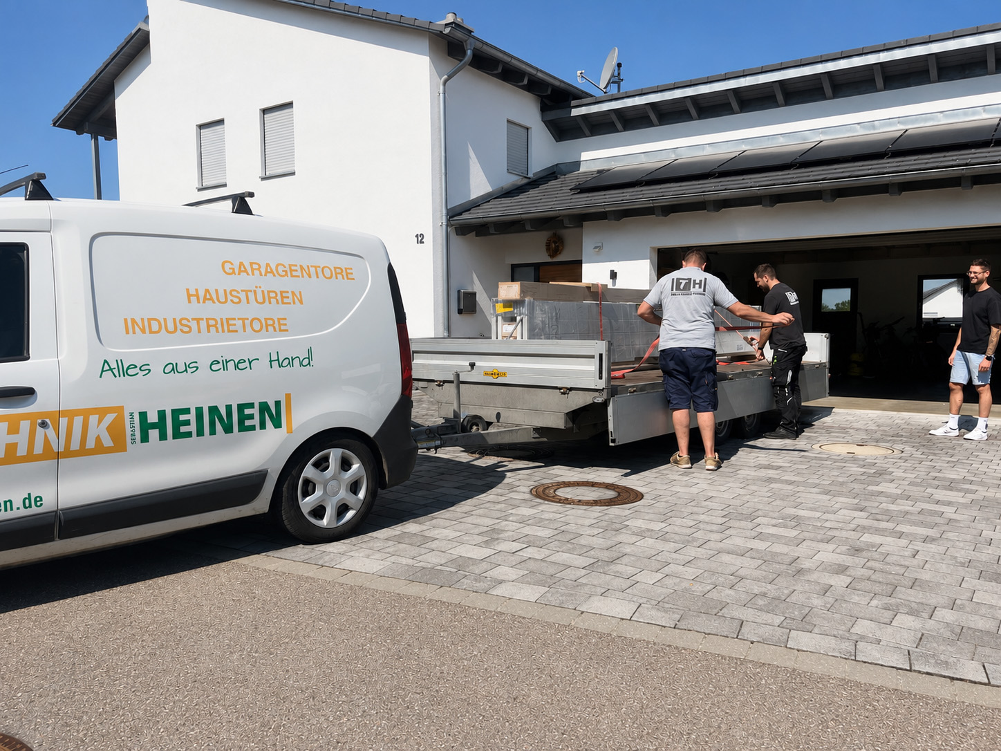 Mitarbeiter von Tortechnik Heinen beim Abladen auf einer Baustelle